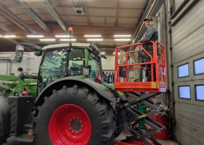Fendt traktorin huoltoa toteuttaa Kokkolan Traktorihuolto Oy.