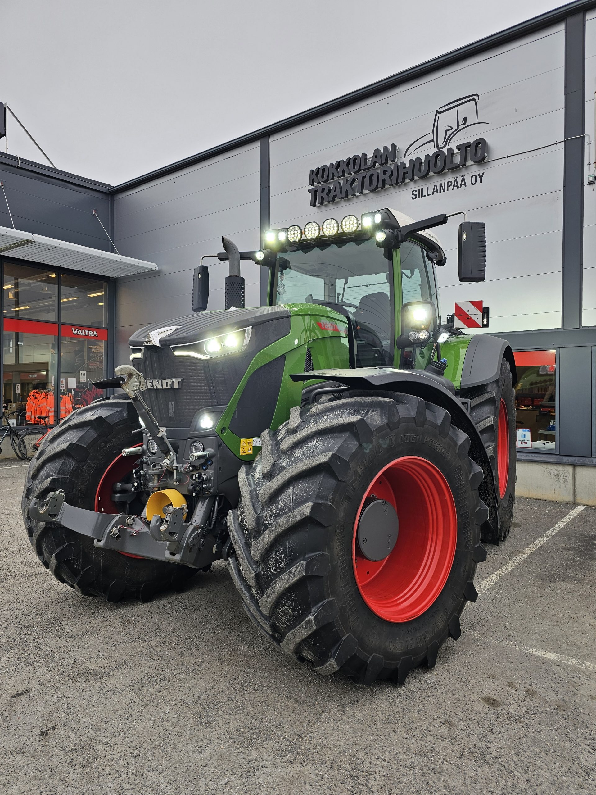 20250328_143403 Myynnissä Valtra vaihtojäähdytin T160-170, Kokkolan Traktorihuolto Oy.